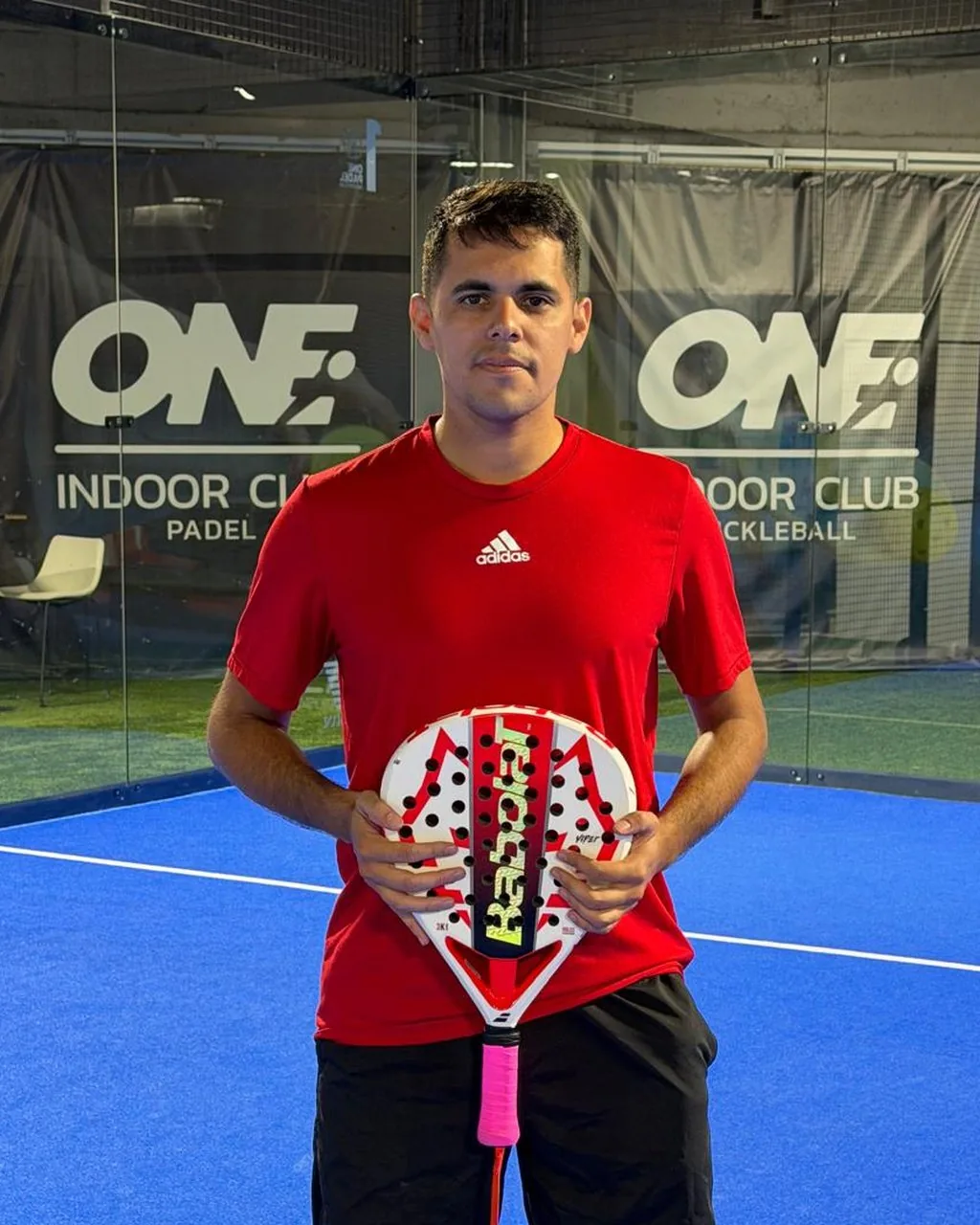 Emiliano Sosa with his padel racket on the court